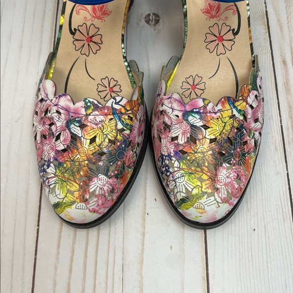 L’ARTISTE heels.Watercolor floral. 2.5” heel. Adjustable strap.Like new. Size 38 - Picture 8 of 12